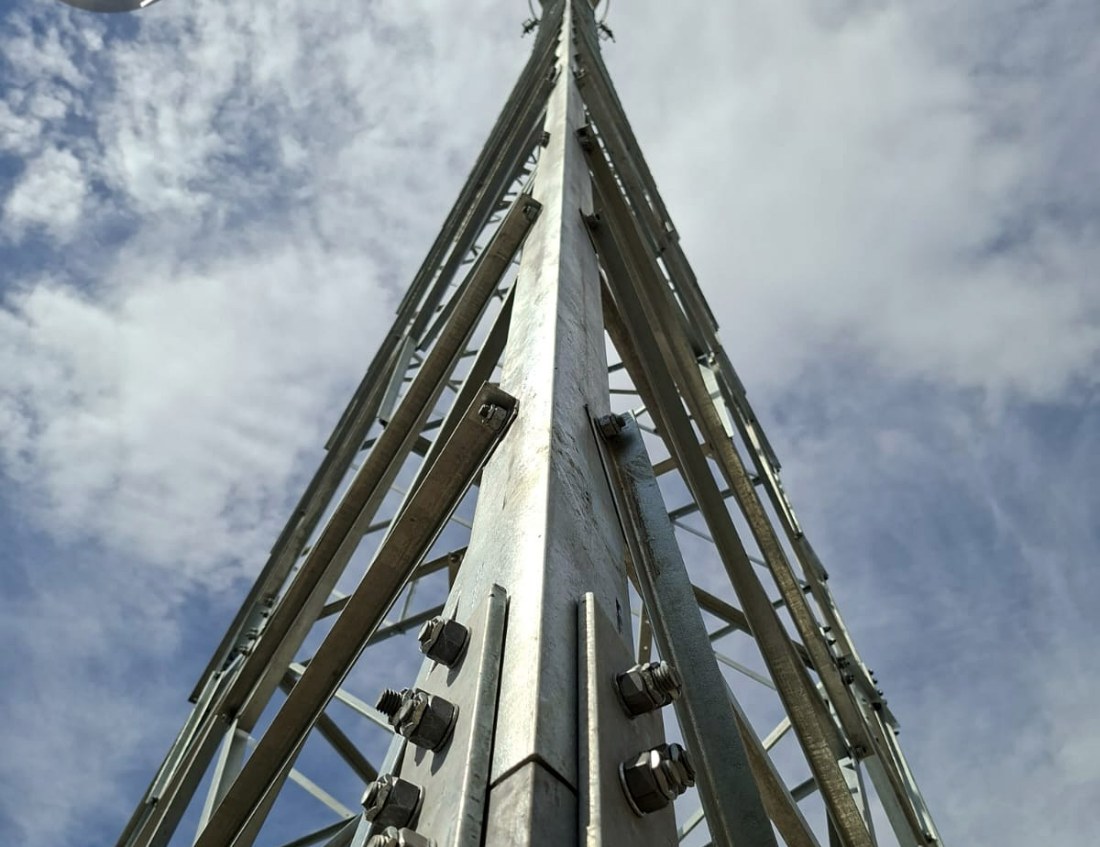 Topo de torre galvanizada em Campos dos Goytacazes