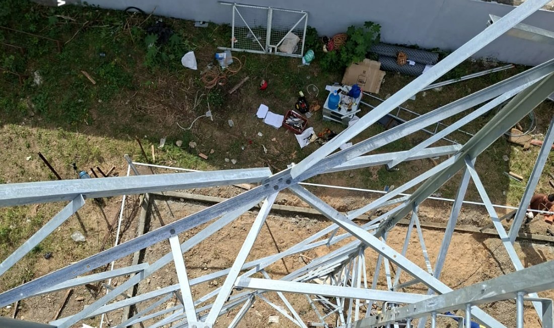 Vista superior de montagem de torre em Campos dos Goytacazes
