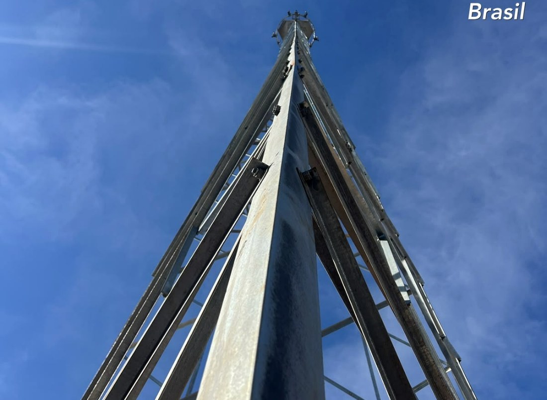 Montagem de torre metálica treliçada em Palmeiras de Goiás