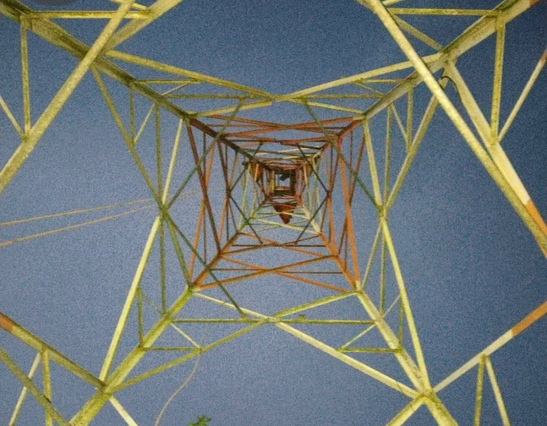 Vista interna de torre treliçada em Rio Negro