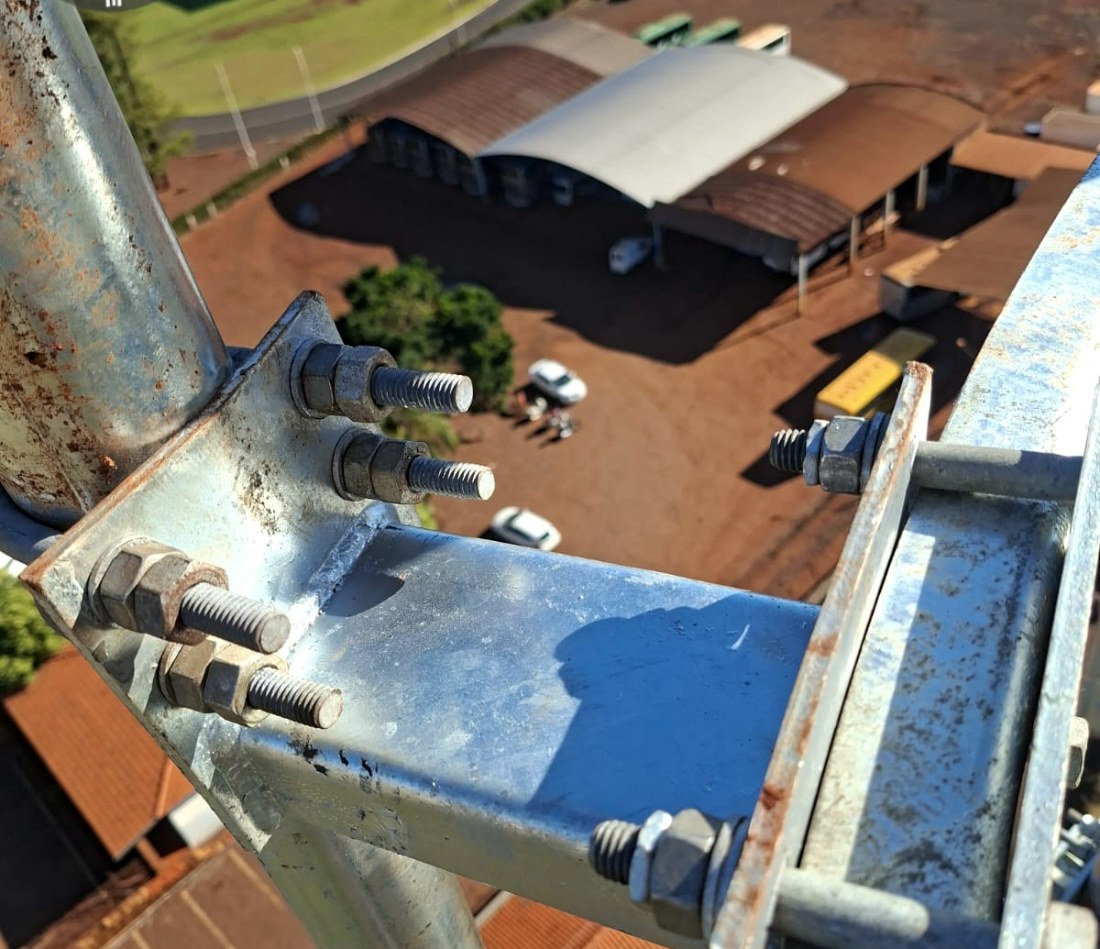 Detalhe de conexão parafusada em altura em São Joaquim da Barra