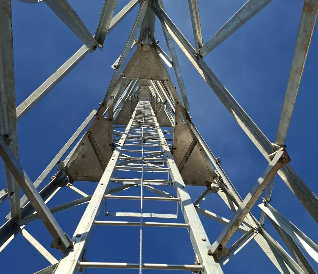Vista interna de torre com escada em São Joaquim da Barra