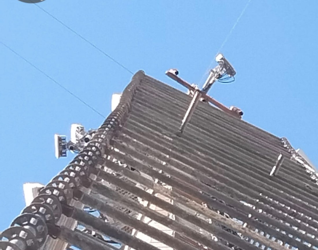 Topo de estrutura com antenas em São Paulo