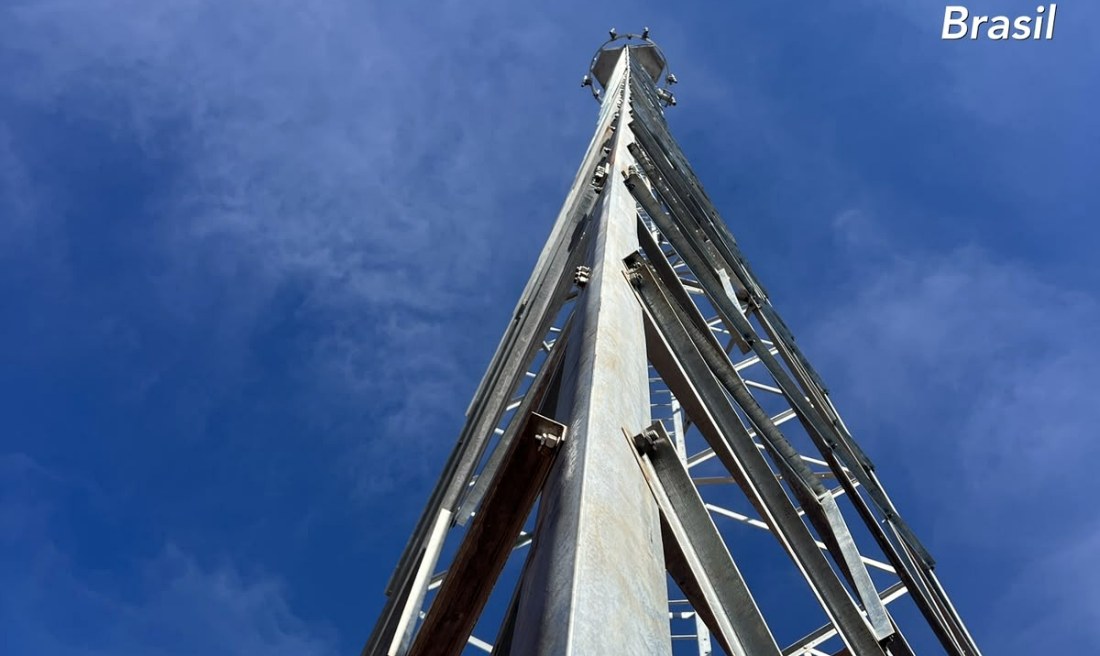 Montagem de torre metálica treliçada